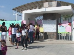 Piden cuentas claras madres de familia de la Escuela Bicentenario.