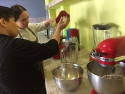Aprenden técnicas para hacer postres.