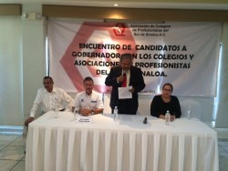 Profesionistas se quedan esperando a candidatos a gobernador.