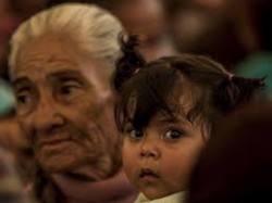 Niños y personas de la tercera edad deben hidratarse