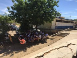 Estudiantes de la Secundaria Lázaro Cárdenas toman clases a la intemperie