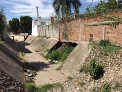 Arroyo afecta patios por socavón en la Hidalgo