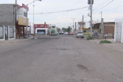 Con hoyos y basura la calle Villa Castilla