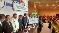 Fideicomiso FIGLOSNTE 27 entrega cheques a maestros jubilados y retirados.