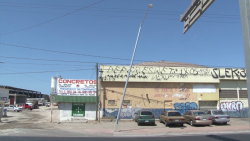 Poste a punto de caer en la salida sur de Mazatlán.