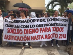 Realizan plantón trabajadores del sector salud, exigen basificación