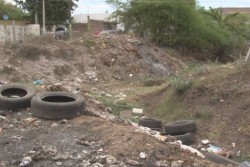 Calle sexta en la San Juan, convertida en arroyo con basura