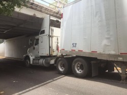 Trailer quedo atorado bajo el puente Niños Héroes