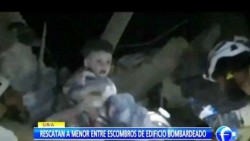 Sobrevive niño bajo escombros tras bombardeo