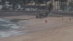 Banderas rojas permanecen colocadas en la bahía de Mazatlán.