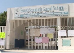Padres de familia, exigen se les pague a los maestros de la Secundaria Federal #8