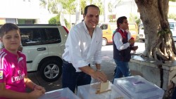 Vota el alcalde Arturo Duarte