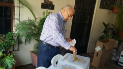 Candidato independiente al gobierno de Sinaloa Francisco Frías acude a votar