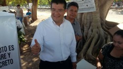 Emite su voto el candidato del PRI al gobierno municipal de Ahome Alvaro Ruelas
