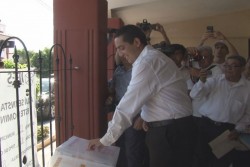 El candidato a la alcaldía de Culiacán Jesús Valdez sale a ejercer su voto
