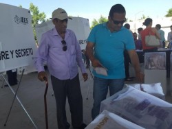 Pese a sus problemas físicos ejerce su derecho ciudadano