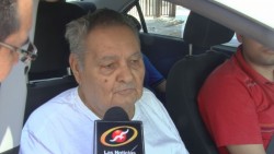 Don Fernando Sainz acude a votar, a pesar de su discapacidad motriz