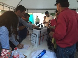 Aplauden al llegar el primer paquete electoral.