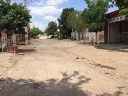 Piden pavimentación de calle en la Colonia Huizachez