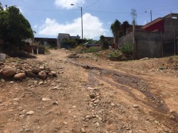 Se registra fuga de drenaje por calle Colinas de las Aves