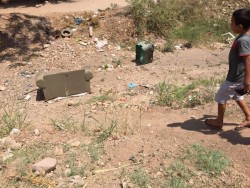 Con llantas, muebles de plástico y sillones en arroyo de la Progreso