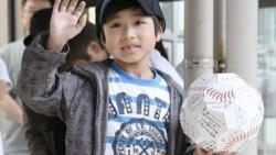 Sale del hospital niño abandonado en bosque