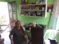 Doña Adolfa ya tiene estufa y refrigerador.