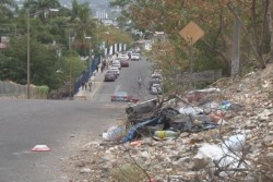 Tiran basura en cerro de la Colonia Rosales