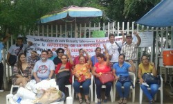 Maestros cesados se unen en plantón y exigen respuesta a sus demandas.