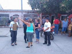 Vecinos indignados por el intento de desalojo de una familia en la colonia Esperanza.