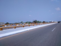 Largas filas y tráfico lento en carretera internacional a la altura de Villa Unión.