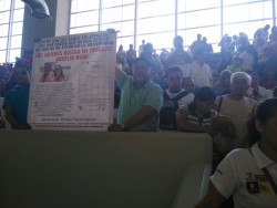 Maestros cesados protestan en evento deportivo nacional.