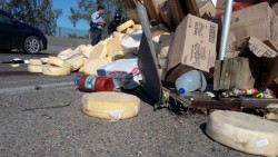 Vuelca tráiler cargado de quesos y salsas