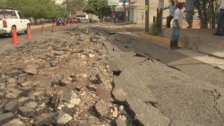 Colapsa pavimento por fuga de agua en concurrida avenida de Culiacán