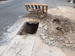 Precaución en calle Juan José Ríos, colonia Jorge Almada