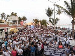 Marchas simultáneas pero con consignas diferentes se realizaron en Mazatlán