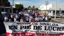 Maestros marchan contra represion en Oaxaca