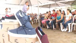 Ayuntamiento inician la  entrega de Tenis a estudiantes de preparatoria y universidad.