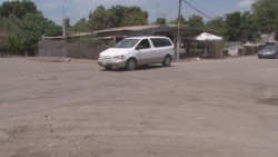 Calle principal en Costa Rica con baches