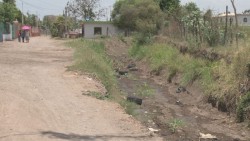 Canalito en Costa Rica con basura y llantas