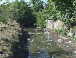 Llaman a ciudadanos a no arrojar basura a canales pluviales.