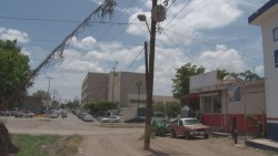 Piden que quiten postes de luz que están en plena calle