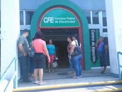 Vecinos de Bugambilias se manifiestan en el CFE.