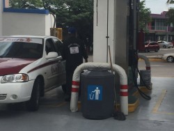 Molestos los ciudadanos con el nuevo incremento al precio del combustible.
