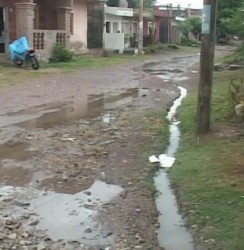 Desbordamiento de aguas negras provoca malestar entre vecinos.