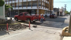 Desazolvan colectores pluviales en el centro de la ciudad.