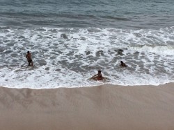 6 personas fueron rescatadas de ahogarse en el mar éste domingo.