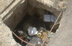 Alcantarillas azolvadas con basura reporta Servicios Públicos.