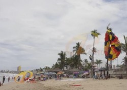 Turista queda "colgada" con un paracaídas.