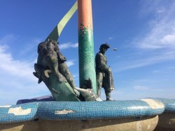 Turistas encuentran monumentos en franco deterioro.